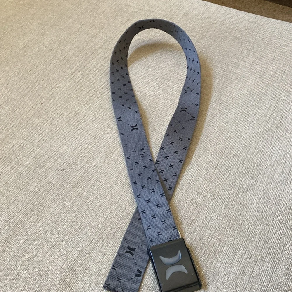 Hurley adjusable gray belt with design throughout.
